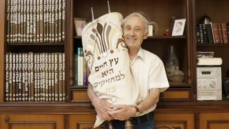 קמפניינו עם ספר תורה העתיק