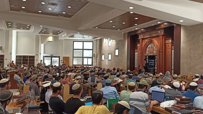 Torah class in Beit El