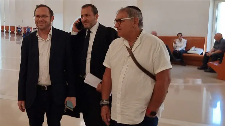 Исраэль Заира и его адвокат в суде