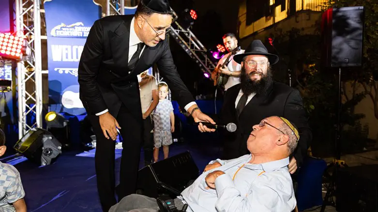 Yaakov Shwekey invites a resident of Beis Finger, Shaul Ettinger, to sing with h