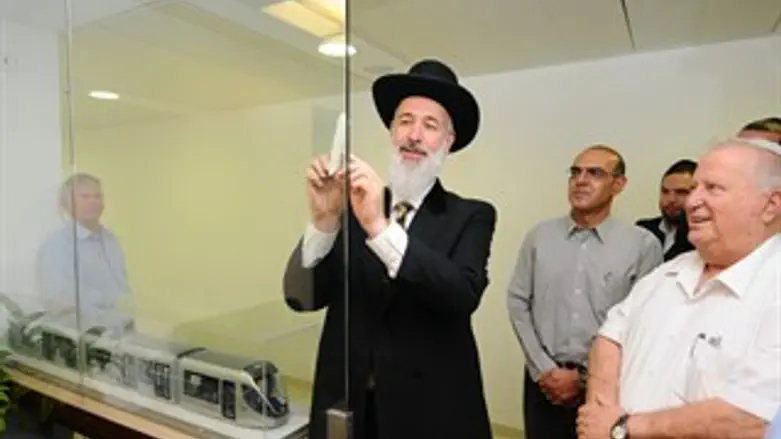 הרב מצגר קובע מזוזה לקרכבת הקלה