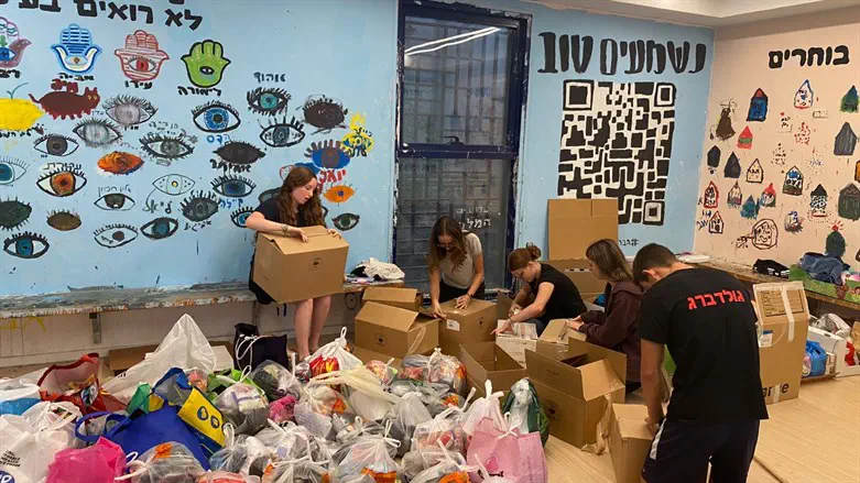 אריזת חבילות לתושבי הדרום ולחיילים בסניף בני עקיבא