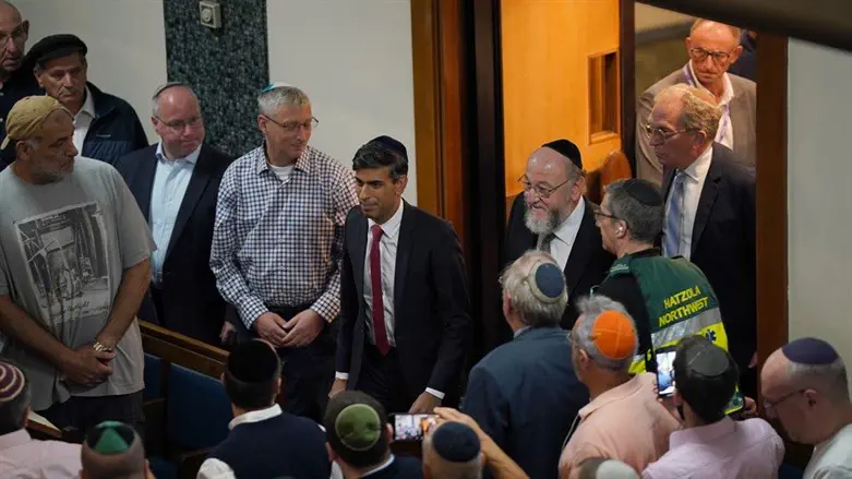 רישי סונאק עם הרב מירוויס בבית הכנסת