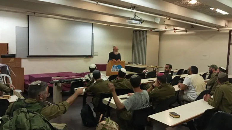 הרב מדן בשיחה עם החיילים