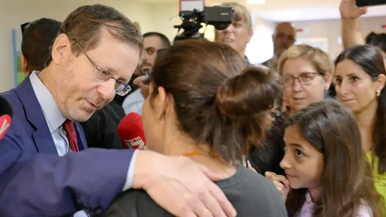 הנשיא הרצוג עם המשפחות