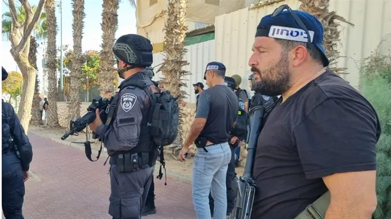 ח"כ אלמוג כהן עם כוחות המשטרה