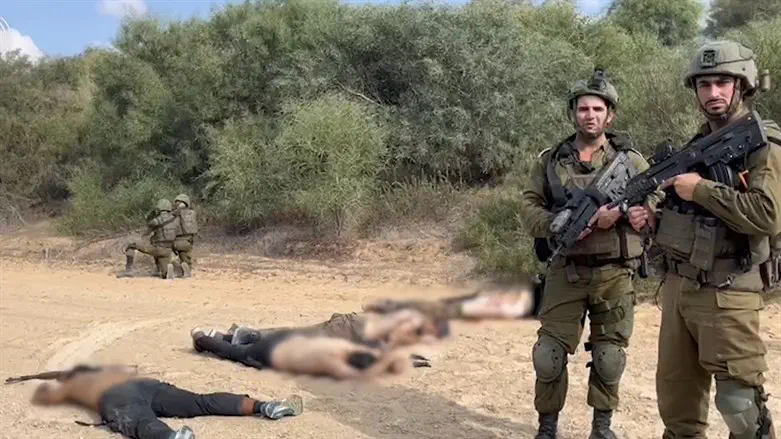 Командир 17-го батальона рядом с телами мертвых террористов