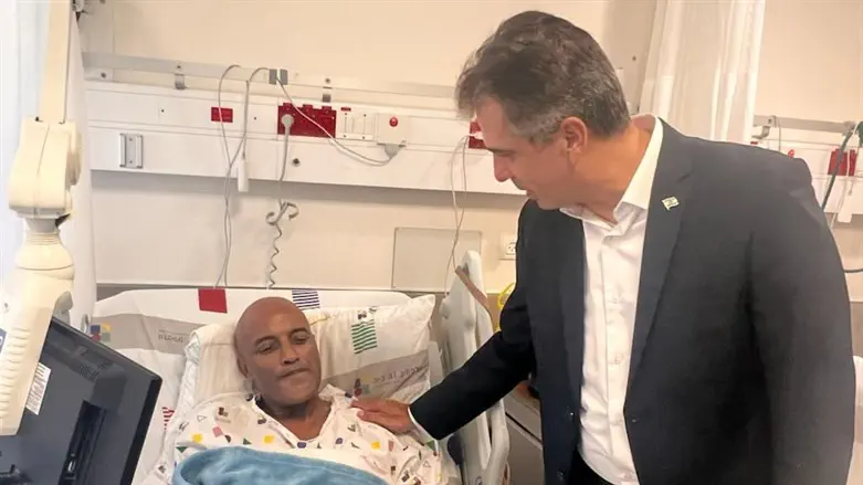 השר אלי כהן עם השוטר אייל גרמאי