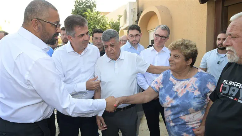 השר אלי כהן ושר החוץ הבריטי במפגש עם תושבים באופקים