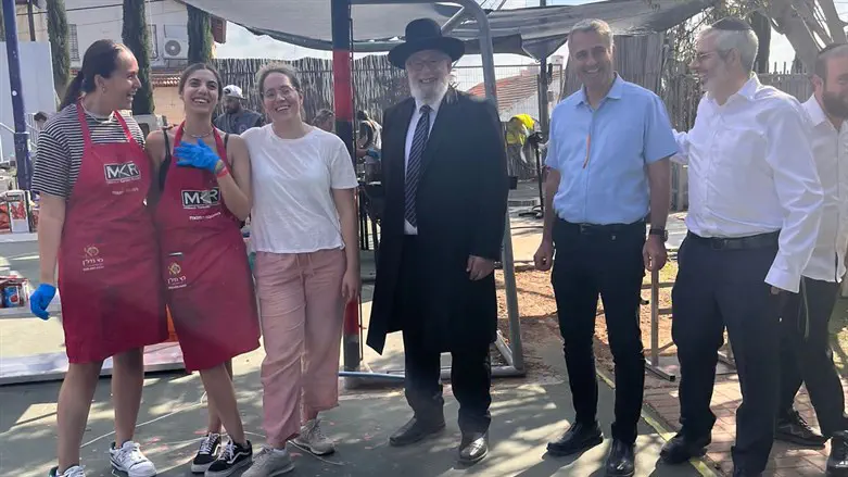 הרב וייס עם אנשי הצופים