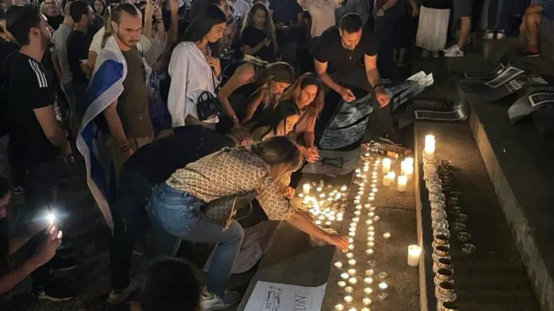 תושבי פורטו מדליקים נרות לזכר הנרצחים בישראל