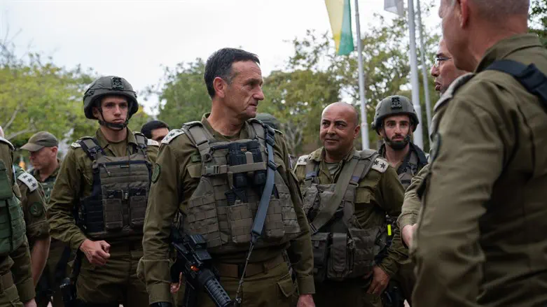 הרמטכ"ל הרצי הלוי עם לוחמים בגבול עזה