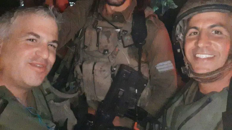 מנחם מימין, אלחנן משמאל