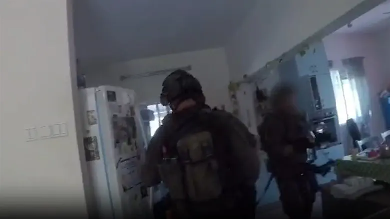 Бойцы ЦАХАЛ спасают поселенцев. Иллюстрация