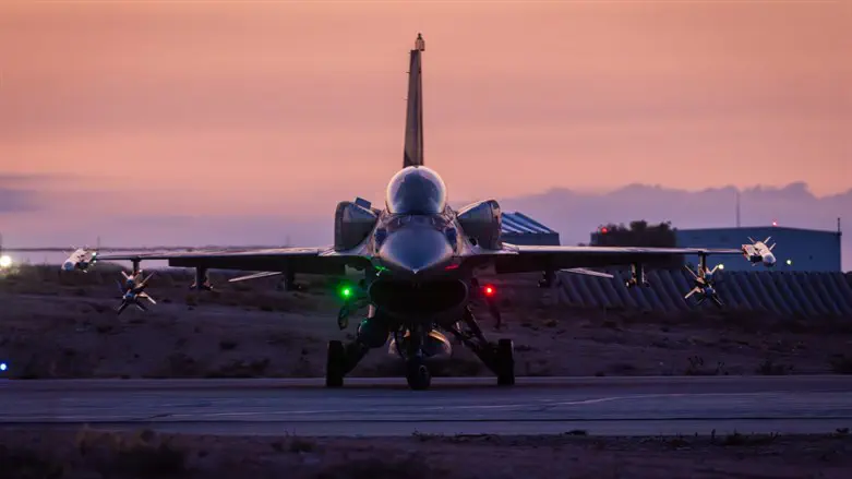 Реактивный истребитель израильских ВВС готовится к взлету для атаки