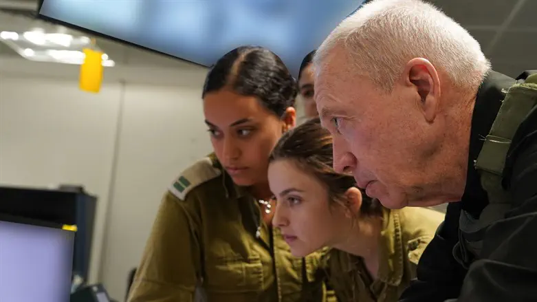 השר גלנט עם תצפיתניות