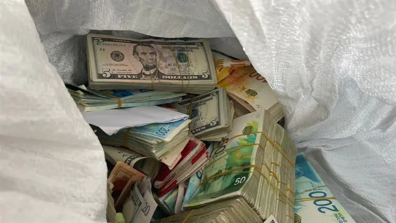 חלק מכספי הטרור שהוחרמו במהלך פשיטות מערכת הביטחון