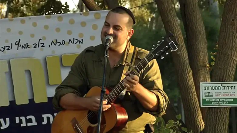 עקיבא עם החיילים