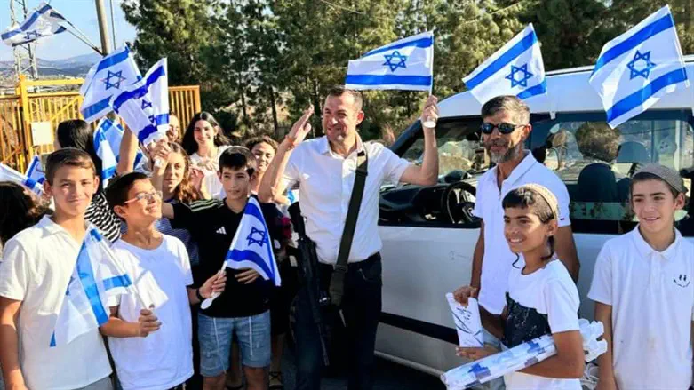 יוסי דגן מניף עם תושבים דגלי ישראל