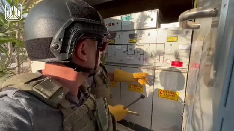 עובדי המנהלת מחזירים את החשמל לכפר עזה