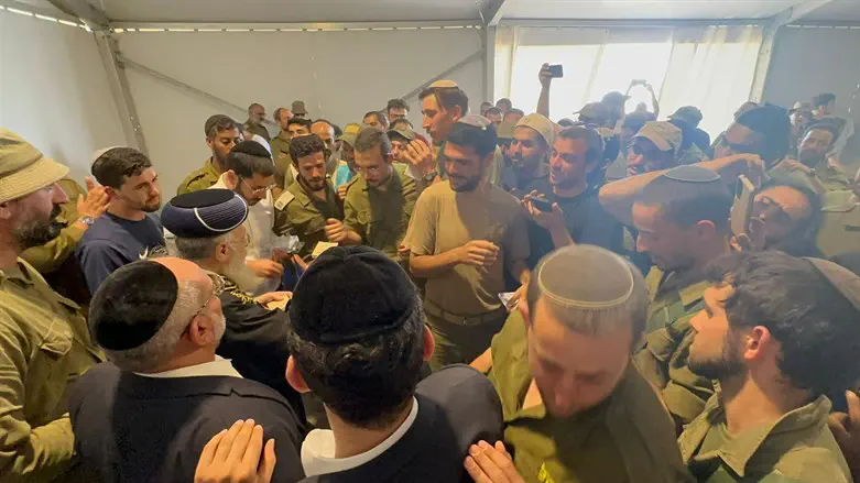 Chief Rabbi Yitzchak Yossef visits soldiers