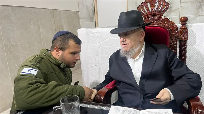 הרב מאזוז מברך חייל
