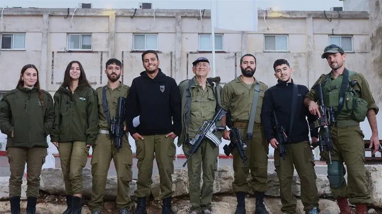 עזרא יכין (במרכז) עם חיילי צה"ל