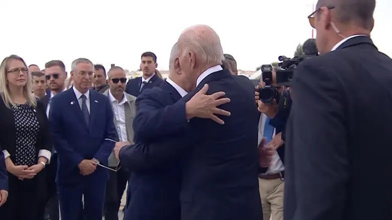 החיבוק לנתניהו עם נחיתתו בישראל. ביידן