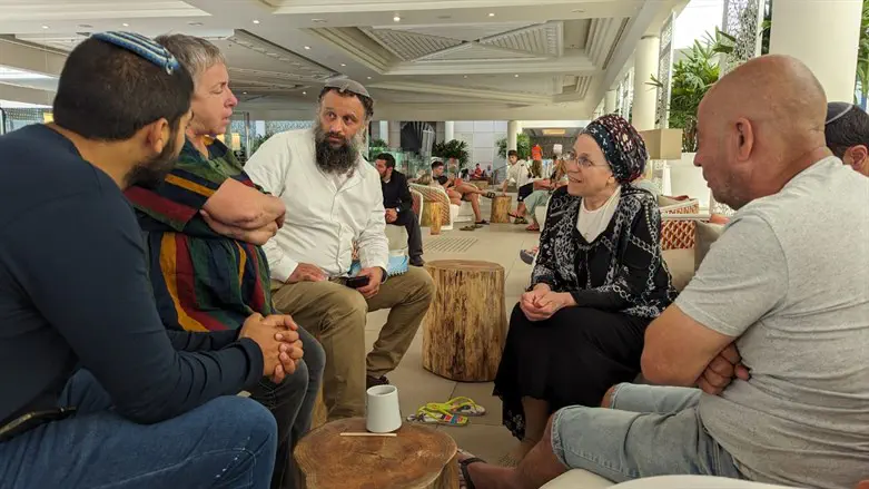 השרה אורית סטרוק בפגישה עם מפונים מעוטף עזה