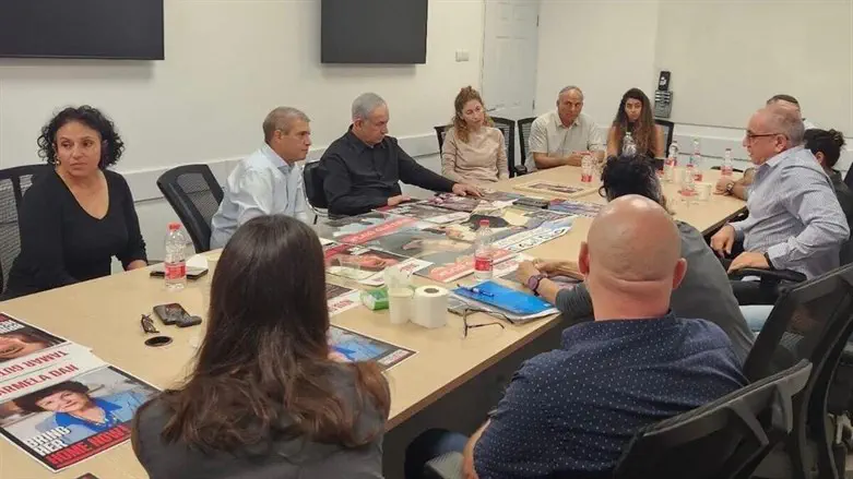 בני משפחות החטופים בפגישה עם ראש הממשלה