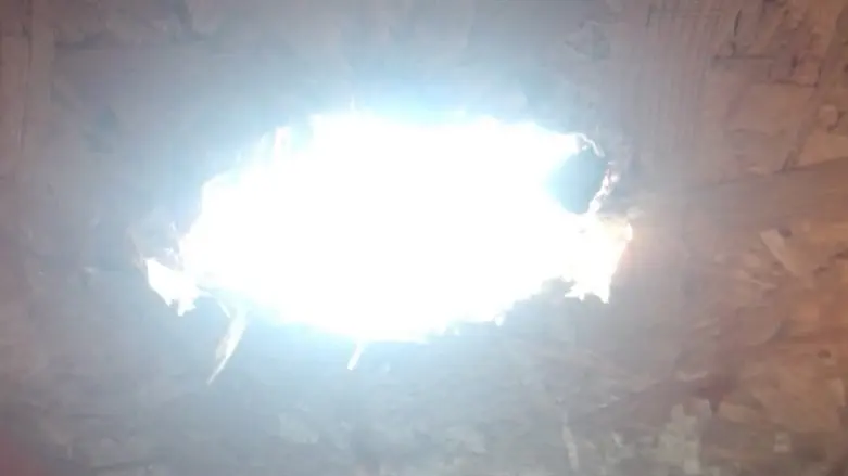 הפגיעה בגג הבית של הרב ערנטרוי