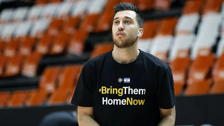 תמיר בלאט עם החולצה הקוראת להחזיר את החטופים