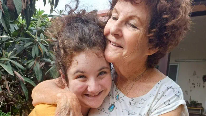 Carmela and her granddaughter Noya