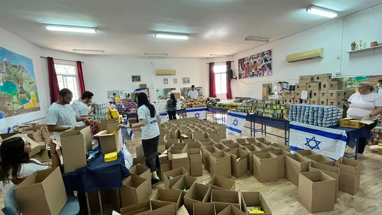 אורזים חבילות לנזקקים בדרום