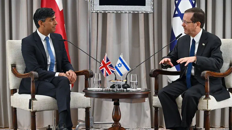 Rishi Sunak (L) meets with Isaac Herzog (R)