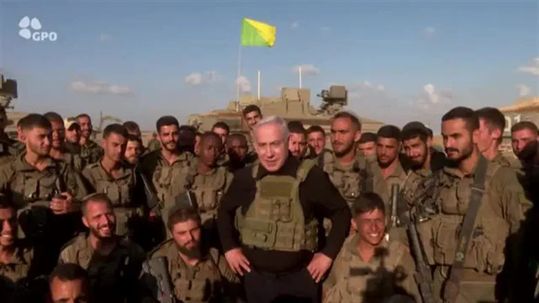 Биньямин Нетаньяху с солдатами бригады «Голани»