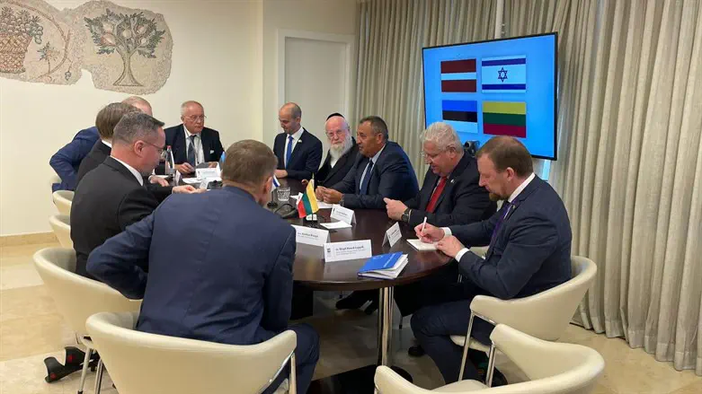 רוט באמצי הסברה