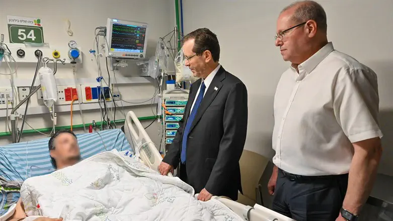 Herzog visits wounded soldiers at Beilinson Hospital