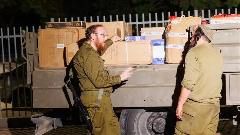 ברל'ה קרומבי במהלך העברת הסיוע ללוחמים