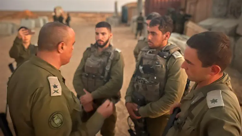 מפקד זרוע היבשה עם הלוחמים