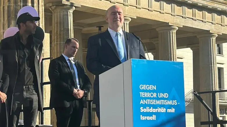 השגריר רון פרושאור בעצרת בברלין