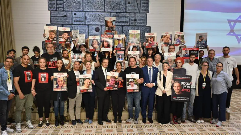 בני משפחות החטופים עם הנשיא הרצוג