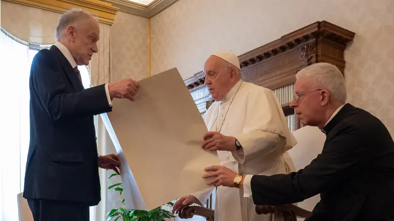 WJC President Ronald Lauder gives Pope Francis a a “Kishreinu” document