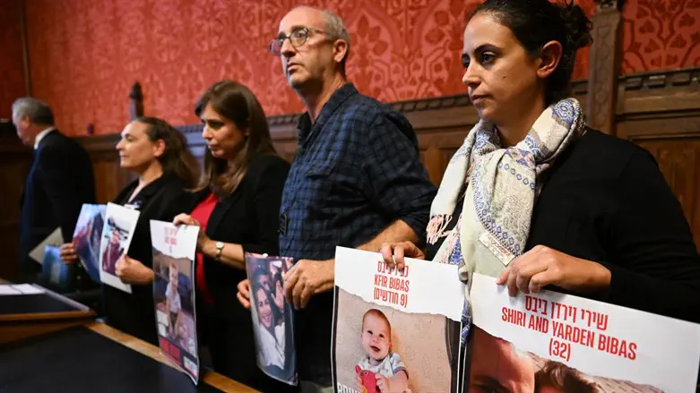 בני משפחות החטופים בפרלמנט הבריטי