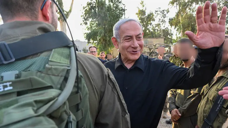 Биньямин Нетаньяху с бойцами спецназа «Яхалом»