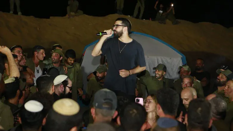 חנן בן ארי מופיע לחיילים