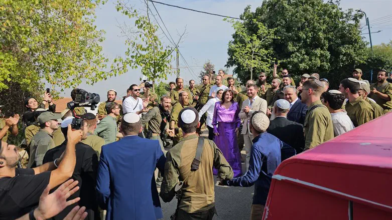 החתונה בבסיס