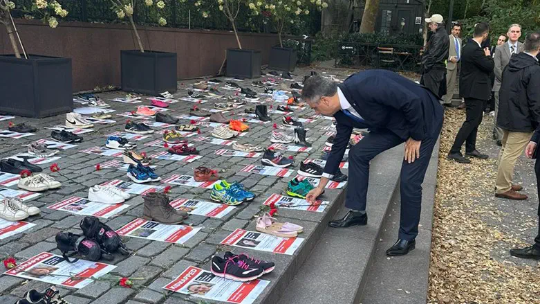 אלי כהן במיצג הנעלים