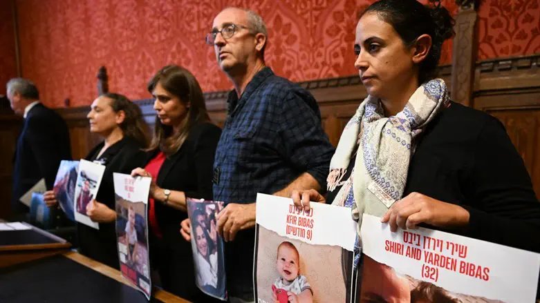 בני משפחות החטופים בפרלמנט הבריטי