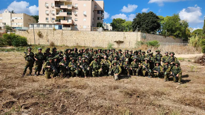 חברי הפלוגה באימון סמוך לשלומי